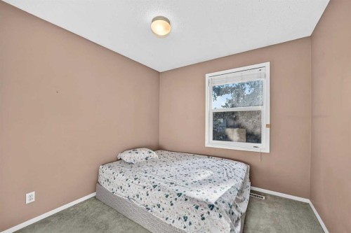 13-123 Queensland Drive Se, Calgary, AB - Indoor Photo Showing Bedroom
