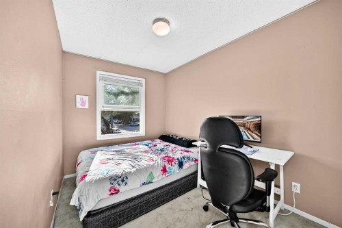 13-123 Queensland Drive Se, Calgary, AB - Indoor Photo Showing Bedroom