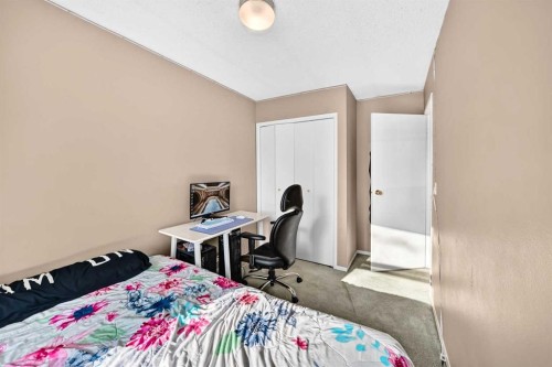 13-123 Queensland Drive Se, Calgary, AB - Indoor Photo Showing Bedroom