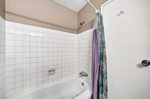 13-123 Queensland Drive Se, Calgary, AB - Indoor Photo Showing Bathroom
