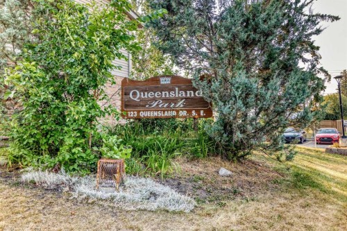 13-123 Queensland Drive Se, Calgary, AB - Outdoor