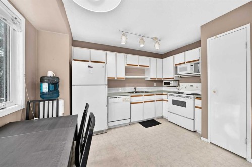 13-123 Queensland Drive Se, Calgary, AB - Indoor Photo Showing Kitchen