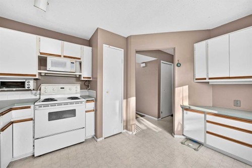 13-123 Queensland Drive Se, Calgary, AB - Indoor Photo Showing Kitchen