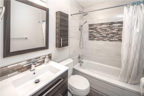 16-6915 Ranchview Drive Nw, Calgary, AB - Indoor Photo Showing Bathroom