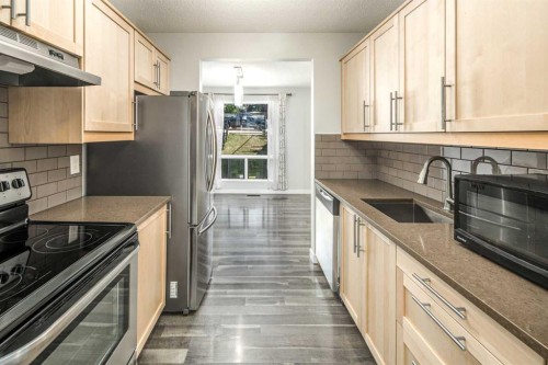 16-6915 Ranchview Drive Nw, Calgary, AB - Indoor Photo Showing Kitchen