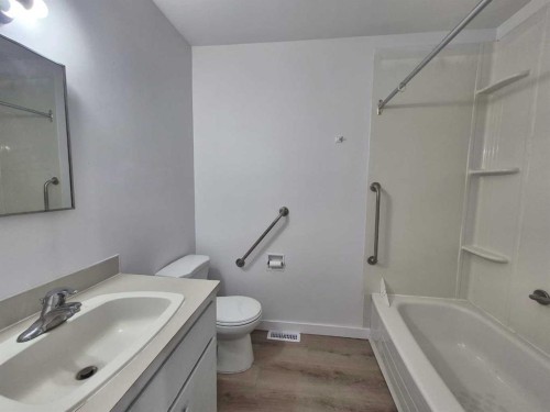 4848 49 Avenue, Irma, AB - Indoor Photo Showing Bathroom