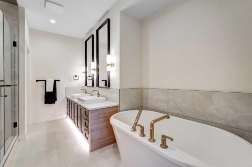 607 29 Avenue Nw, Calgary, AB - Indoor Photo Showing Bathroom