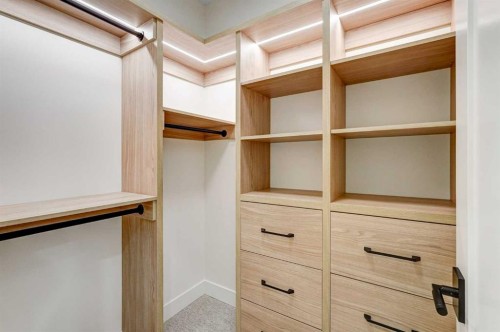 607 29 Avenue Nw, Calgary, AB - Indoor With Storage