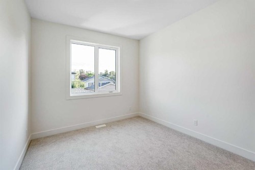 607 29 Avenue Nw, Calgary, AB - Indoor Photo Showing Other Room