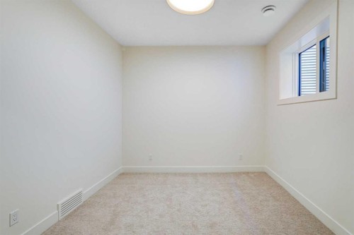 607 29 Avenue Nw, Calgary, AB - Indoor Photo Showing Other Room
