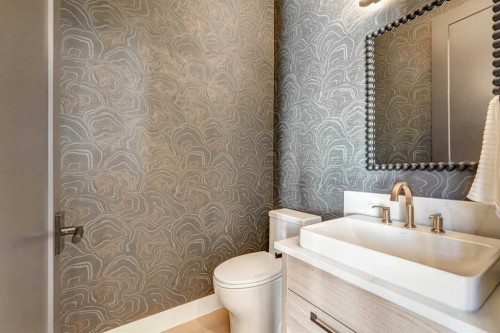 607 29 Avenue Nw, Calgary, AB - Indoor Photo Showing Bathroom