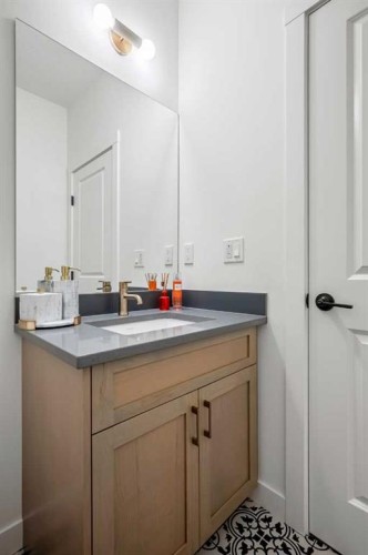 52 Cranbrook Cape Se, Calgary, AB - Indoor Photo Showing Bathroom