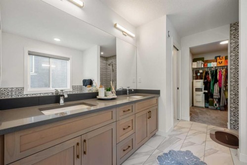 52 Cranbrook Cape Se, Calgary, AB - Indoor Photo Showing Bathroom