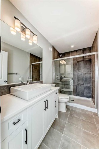 1245 Creekview Drive Sw, Calgary, AB - Indoor Photo Showing Bathroom