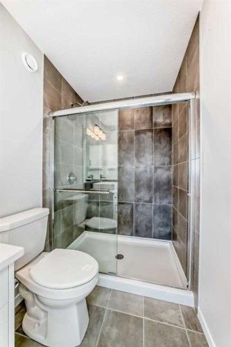 1245 Creekview Drive Sw, Calgary, AB - Indoor Photo Showing Bathroom