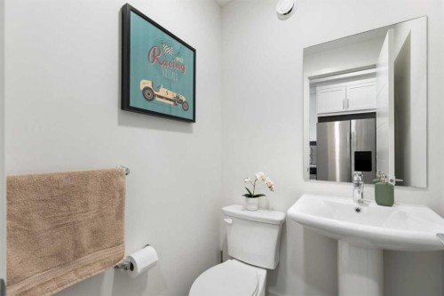 1307-100 Walgrove Court Se, Calgary, AB - Indoor Photo Showing Bathroom