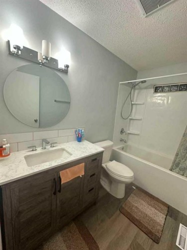 14 Spruce Drive, Drumheller, AB - Indoor Photo Showing Bathroom