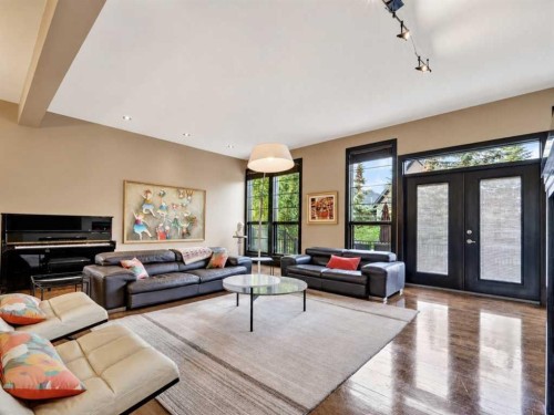10 Aspen Ridge Way Sw, Calgary, AB - Indoor Photo Showing Living Room