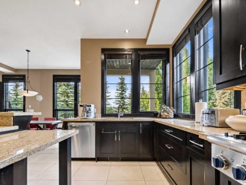 10 Aspen Ridge Way Sw, Calgary, AB - Indoor Photo Showing Kitchen