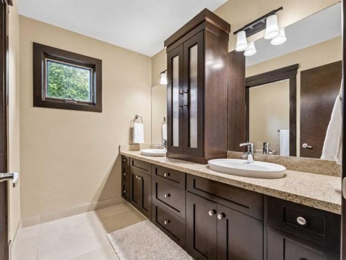 10 Aspen Ridge Way Sw, Calgary, AB - Indoor Photo Showing Bathroom