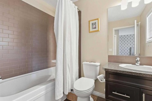 17 Mahogany Terrace Se, Calgary, AB - Indoor Photo Showing Bathroom