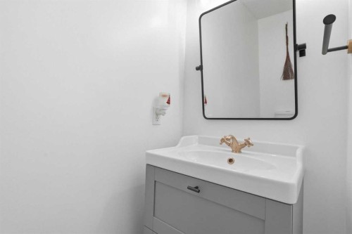 17 Mahogany Terrace Se, Calgary, AB - Indoor Photo Showing Bathroom