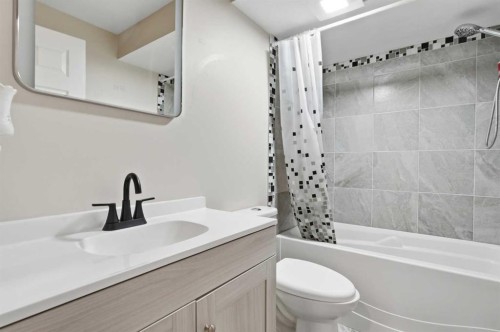 17 Mahogany Terrace Se, Calgary, AB - Indoor Photo Showing Bathroom