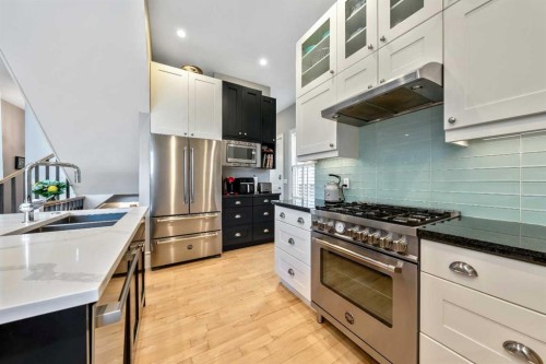 2333 Westmount Road Nw, Calgary, AB - Indoor Photo Showing Kitchen With Upgraded Kitchen