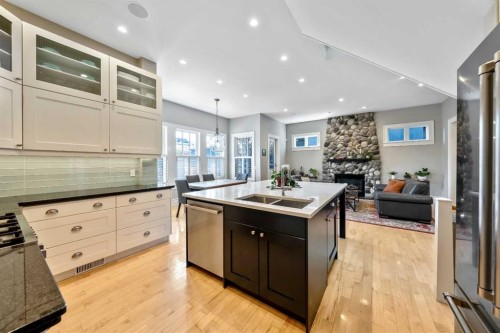 2333 Westmount Road Nw, Calgary, AB - Indoor Photo Showing Kitchen With Double Sink With Upgraded Kitchen