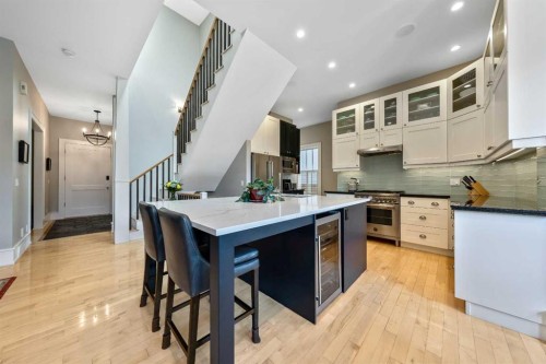 2333 Westmount Road Nw, Calgary, AB - Indoor Photo Showing Kitchen With Upgraded Kitchen