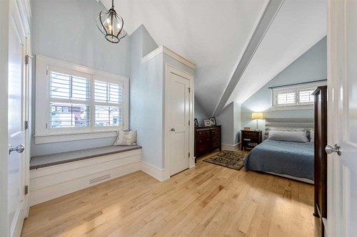 2333 Westmount Road Nw, Calgary, AB - Indoor Photo Showing Bedroom