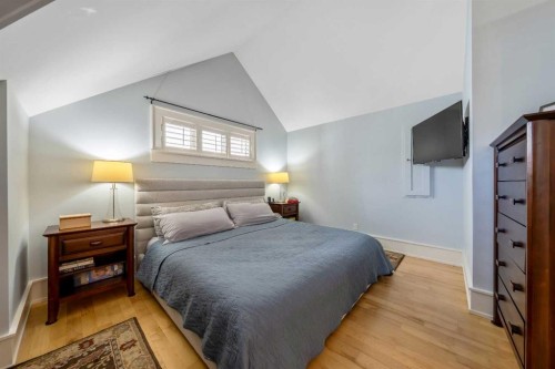 2333 Westmount Road Nw, Calgary, AB - Indoor Photo Showing Bedroom