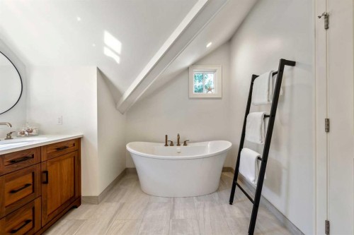 2333 Westmount Road Nw, Calgary, AB - Indoor Photo Showing Bathroom