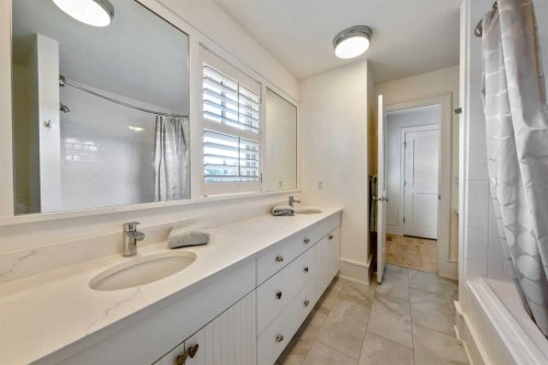 2333 Westmount Road Nw, Calgary, AB - Indoor Photo Showing Bathroom