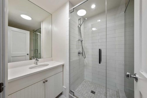 2333 Westmount Road Nw, Calgary, AB - Indoor Photo Showing Bathroom