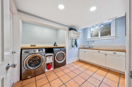 2333 Westmount Road Nw, Calgary, AB - Indoor Photo Showing Laundry Room