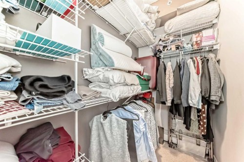 235-112 14 Avenue Se, Calgary, AB - Indoor With Storage