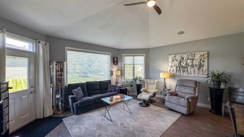 9-610 4 Avenue Sw, Sundre, AB - Indoor Photo Showing Living Room