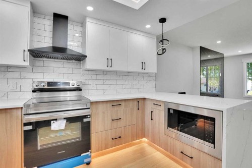 244 Huntridge Road Ne, Calgary, AB - Indoor Photo Showing Kitchen With Upgraded Kitchen