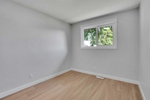 244 Huntridge Road Ne, Calgary, AB - Indoor Photo Showing Other Room
