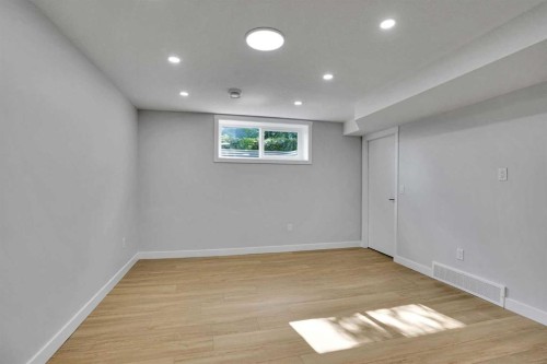 244 Huntridge Road Ne, Calgary, AB - Indoor Photo Showing Other Room