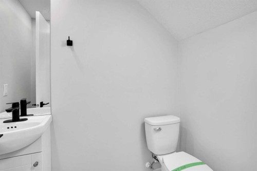 244 Huntridge Road Ne, Calgary, AB - Indoor Photo Showing Bathroom
