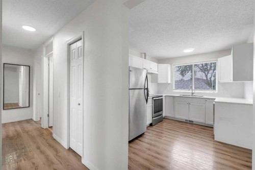 27 Dovercrest Way Se, Calgary, AB - Indoor Photo Showing Kitchen