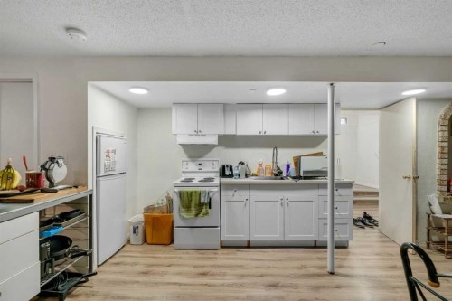 27 Dovercrest Way Se, Calgary, AB - Indoor Photo Showing Kitchen