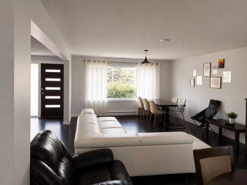7331 Keewatin Street Sw, Calgary, AB - Indoor Photo Showing Living Room