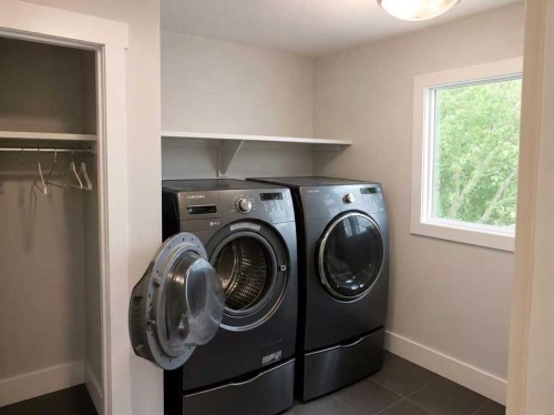 7331 Keewatin Street Sw, Calgary, AB - Indoor Photo Showing Laundry Room