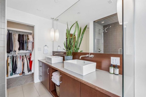 1702-530 12 Avenue Sw, Calgary, AB - Indoor With Storage