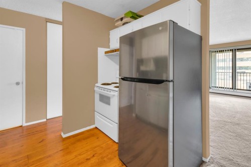 3204-4001C 49 Street Nw, Calgary, AB - Indoor Photo Showing Kitchen
