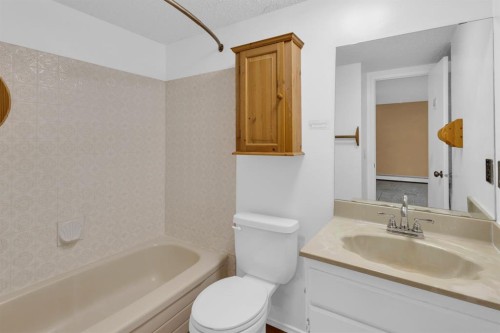 3204-4001C 49 Street Nw, Calgary, AB - Indoor Photo Showing Bathroom