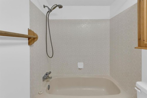 3204-4001C 49 Street Nw, Calgary, AB - Indoor Photo Showing Bathroom